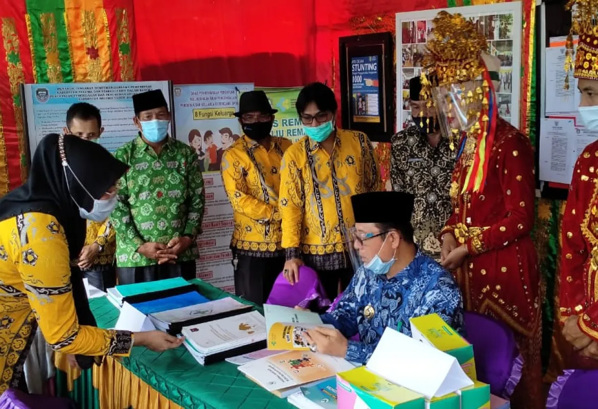 Bupati Seluma Mengunjungi Pameran Mini Dalam Rangka Penilaian Lokus Stunting