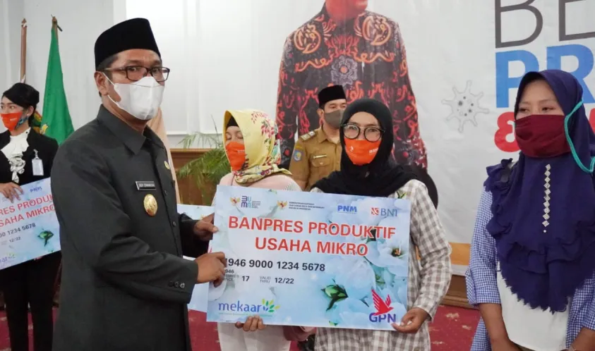 Penyerahan Secara Simbolis Kartu Prakerja dan Program Bantuan Pelaku Usaha Mikro 
