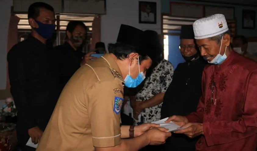 Plt Walikota Bengkulu Serahkan Honor BOP Di Kelurahan Pengantungan