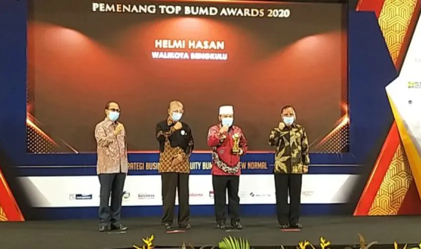 Helmi Hasan Terima Penghargaan Top Pembina BUMD Tahun 2020