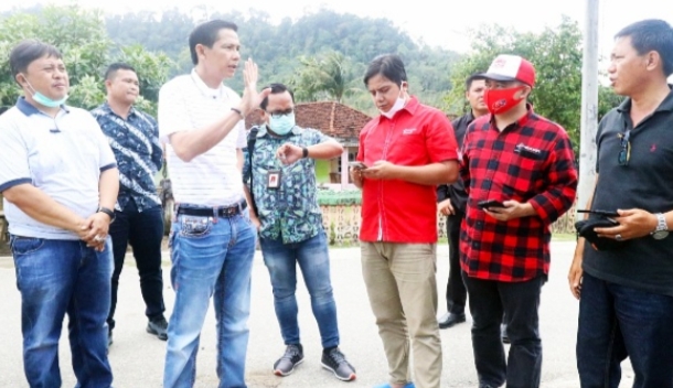 pembagunan tower Telkomsel di daerah tersebut.