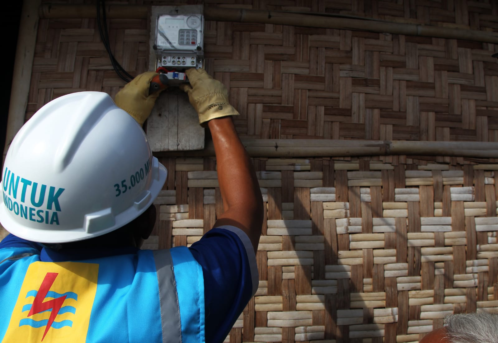 General Manager PLN Unit Induk Wilayah Sumatera Selatan, Jambi dan Bengkulu, Bambang D. dan Gurbernur Bengkulu Rohidin Mersyah saat melakukan peresmian listrik desa di Desa Langgar Jaya Kabupaten Kepahiang