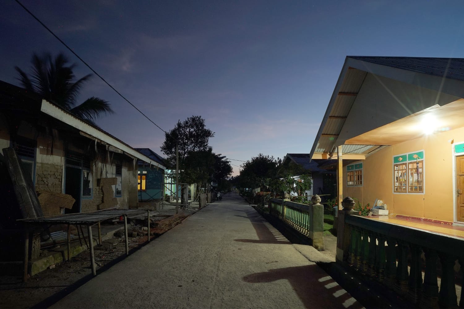 General Manager PLN Unit Induk Wilayah Sumatera Selatan, Jambi dan Bengkulu, Bambang D. dan Gurbernur Bengkulu Rohidin Mersyah saat melakukan peresmian listrik desa di Desa Langgar Jaya Kabupaten Kepahiang