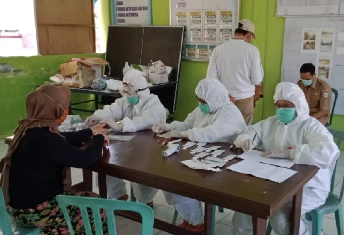 2 Orang warganya Covid-19, warga Desa Cahaya Negeri lakukan Rapid Test