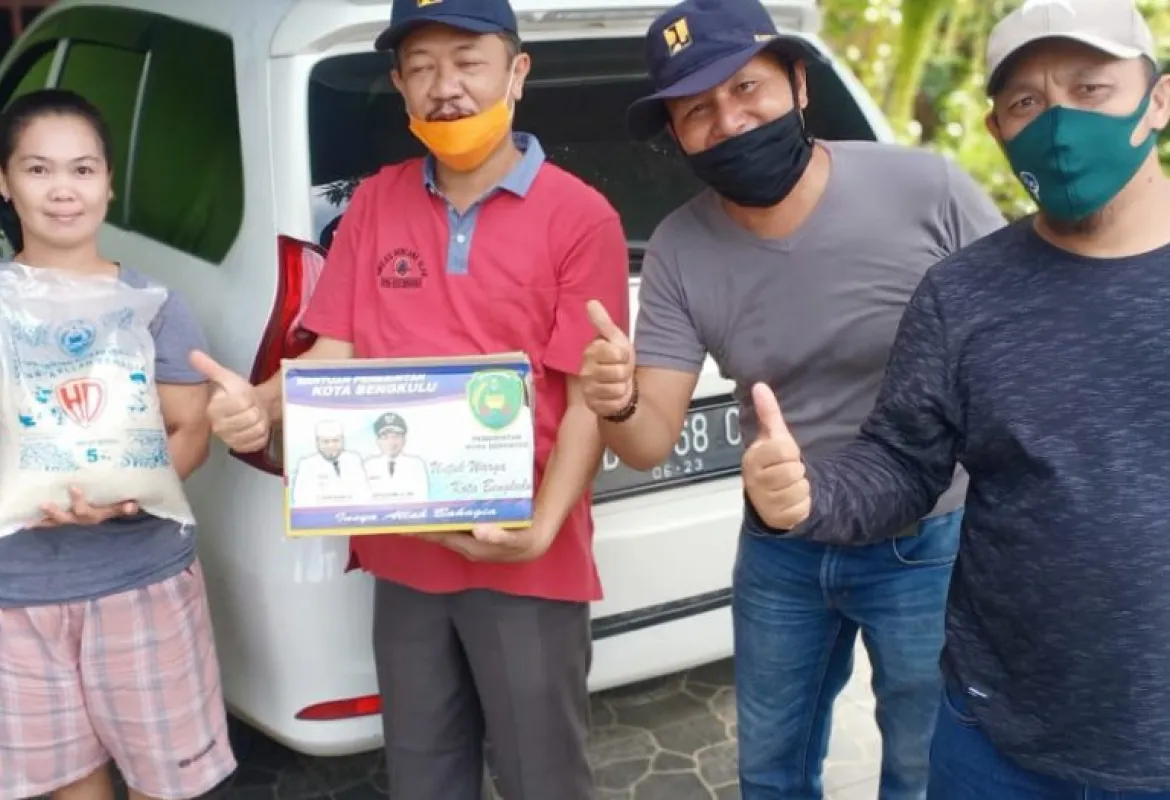 Plt Kadis PUPR Kota Bengkulu, Noprisman ST bersama seluruh pegawai bantu distribusi Rasmie untuk warga kota Bengkulu