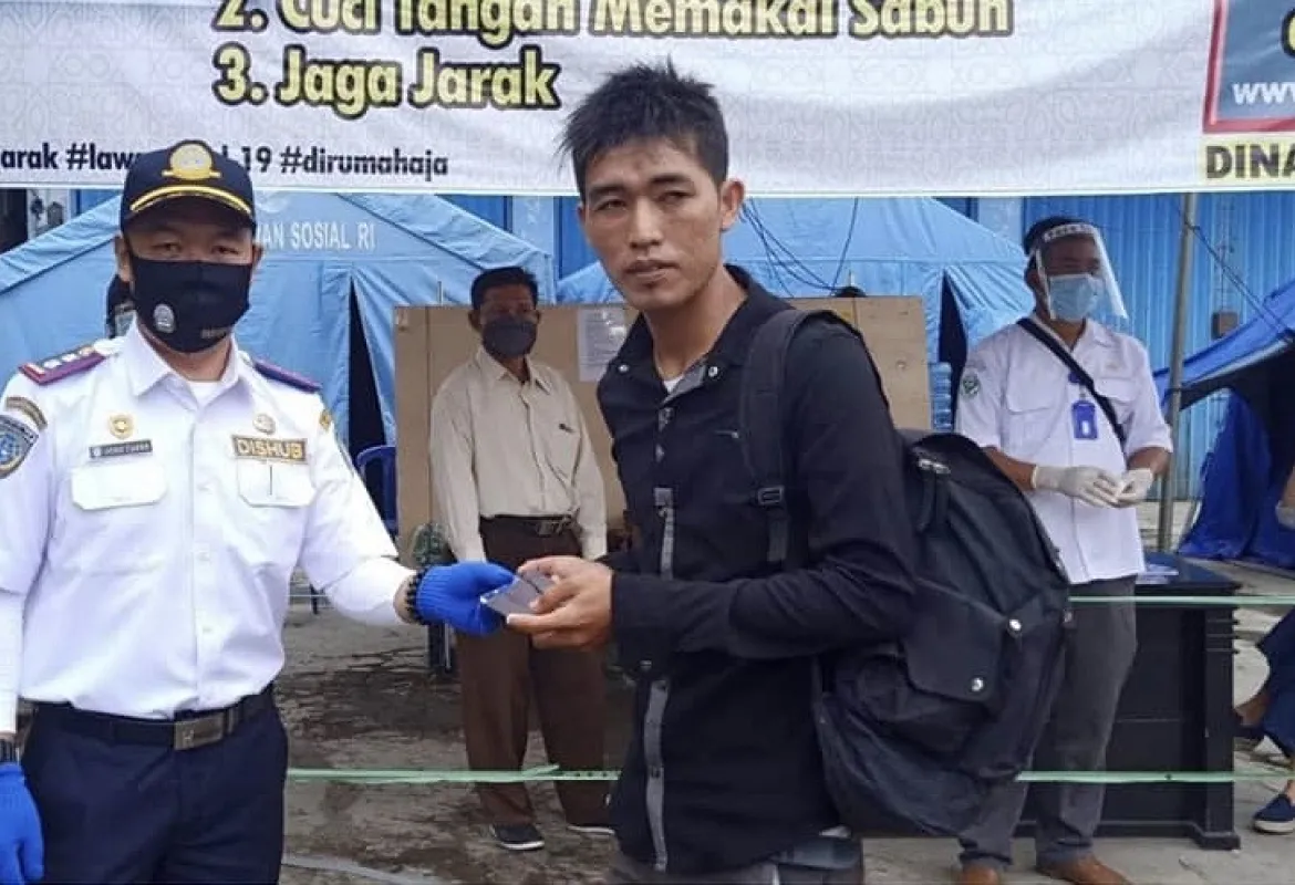 Dinas Perkim Kabupaten Seluma bagikan masker untuk pengendara