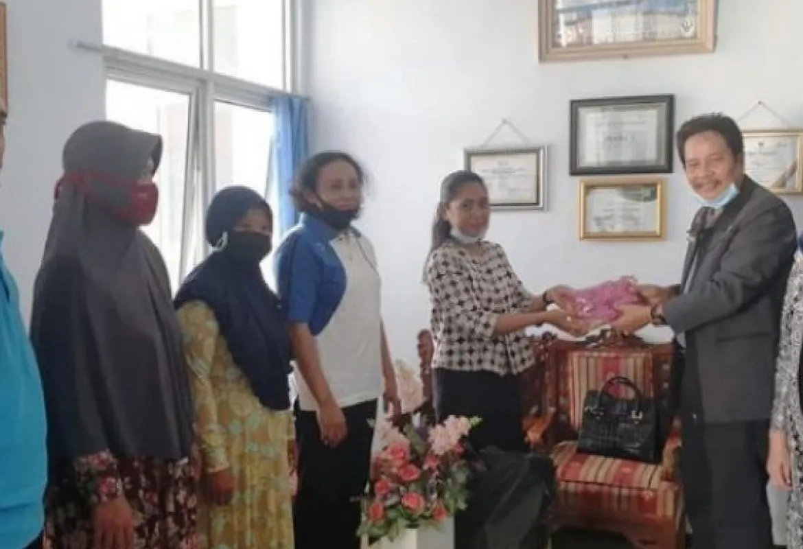 Komisi IV DPRD Provinsi Bengkulu serahkan APD untuk Puskesmas di Seluma