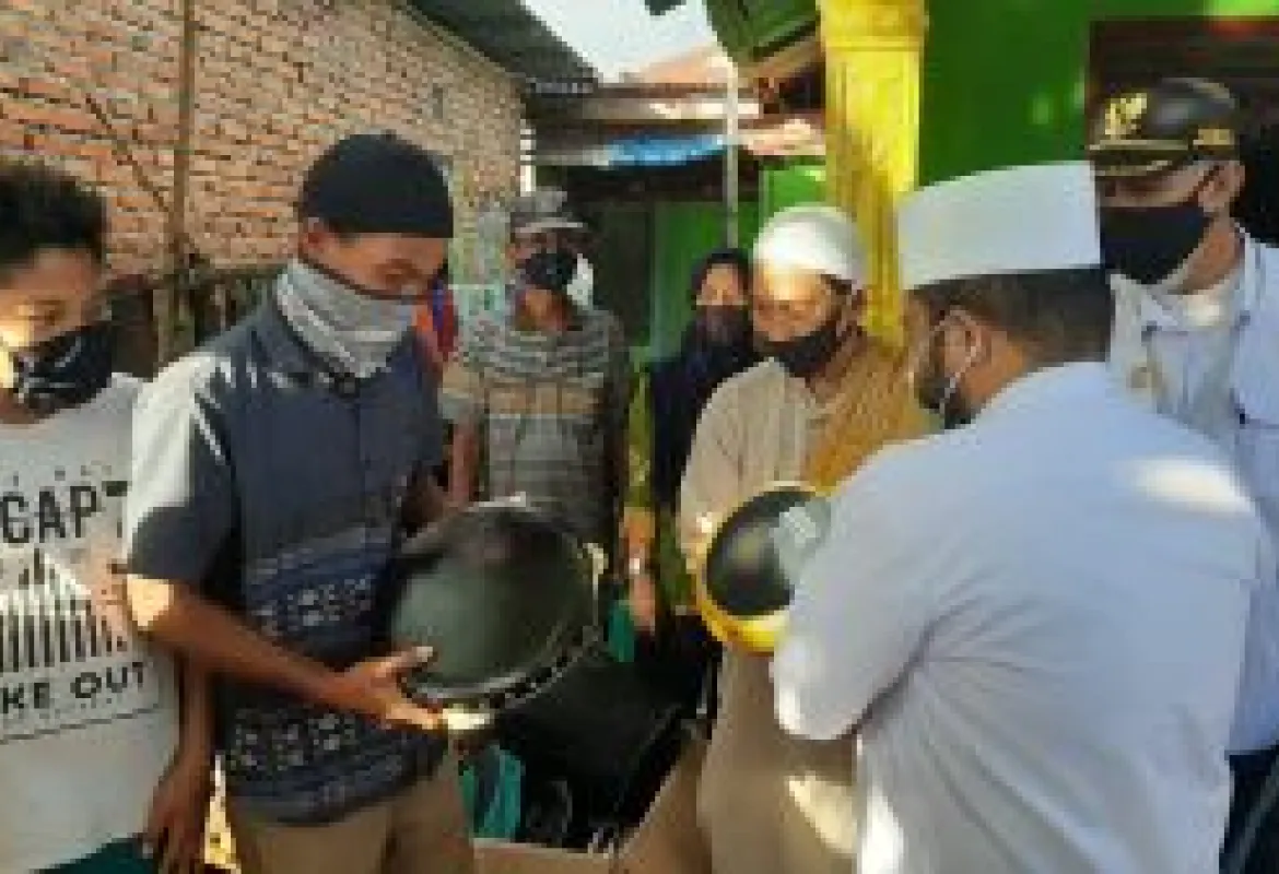 Walikota Helmi Salurkan Bantuan Alat Musik Hadroh Untuk Kembangkan Potensi Anak Muda