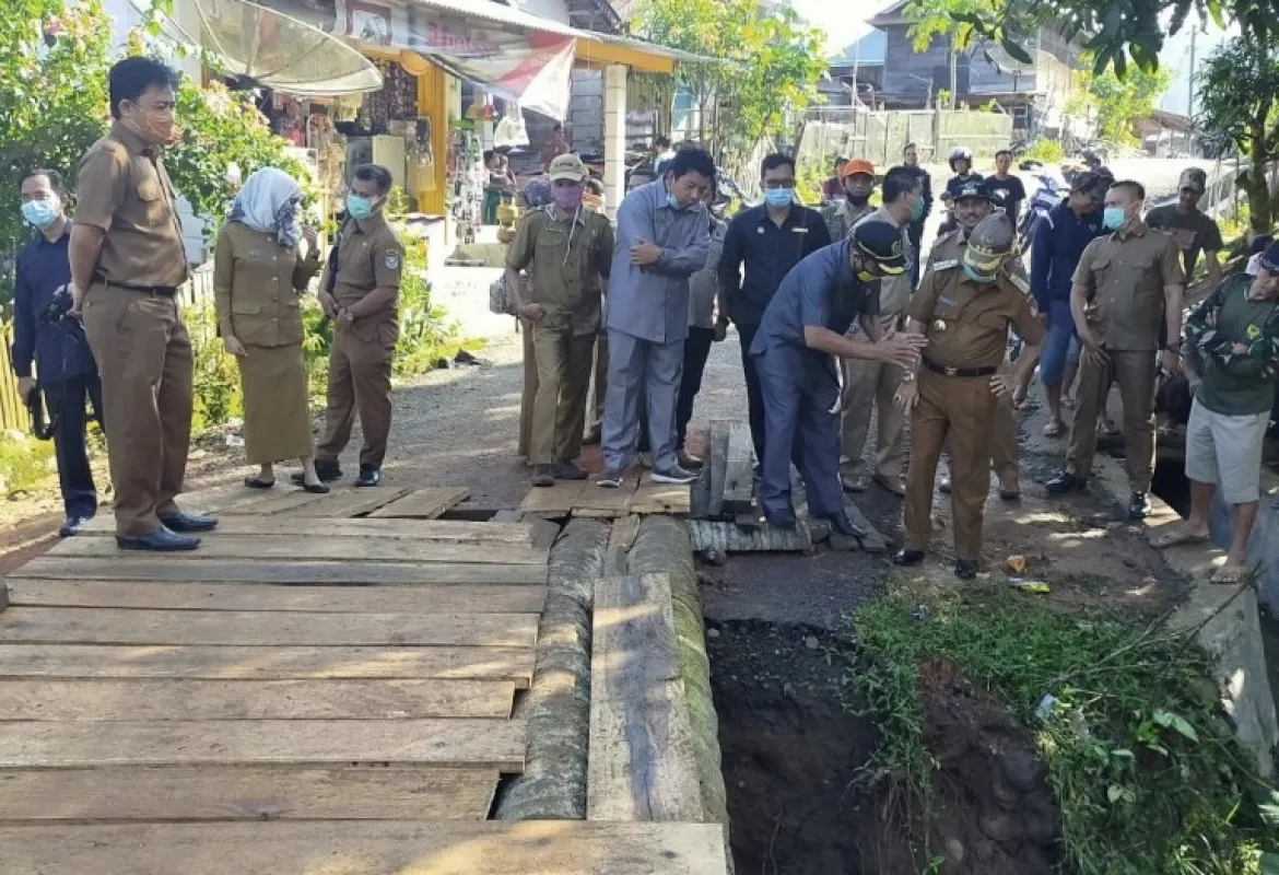 Ketua DPRD Kabupaten Seluma Meninjau Lokasi Jembatan Ambruk