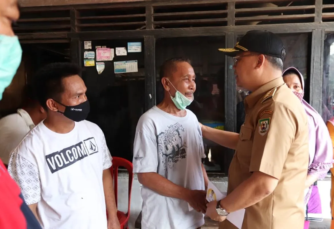 Gubernur Rohidin Kunjungi Keluarga Kebakaran Kampung Sejahtera Untuk Beri Semangat