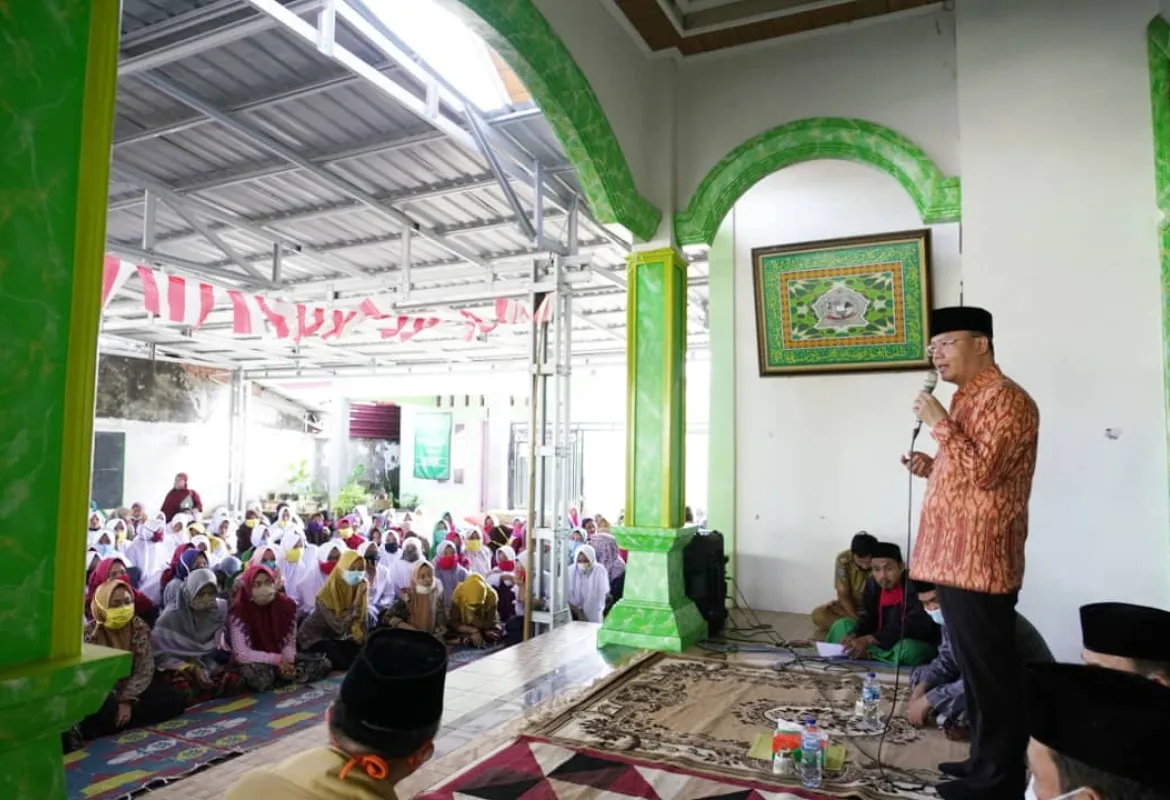 Kedatangan Gubernur Bengkulu Berikan Bantuan Membuat Para Santri Kembali Ceria