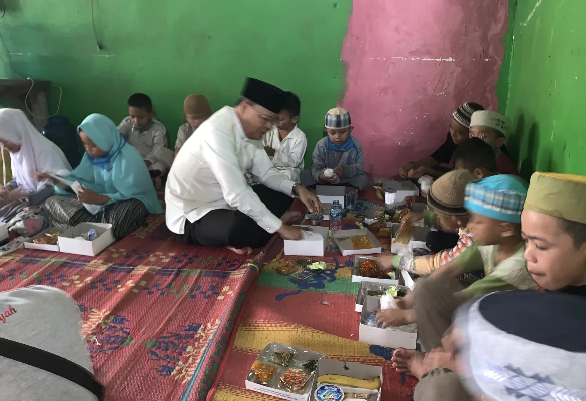 Rohidin dan Anak Panti Asuhan