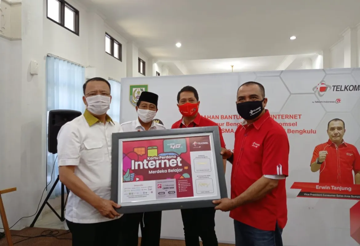 Gubernur Bengkulu Serahkan Bantuan Kuota Internet Gratis untuk Siswa-Siswi Bengkulu