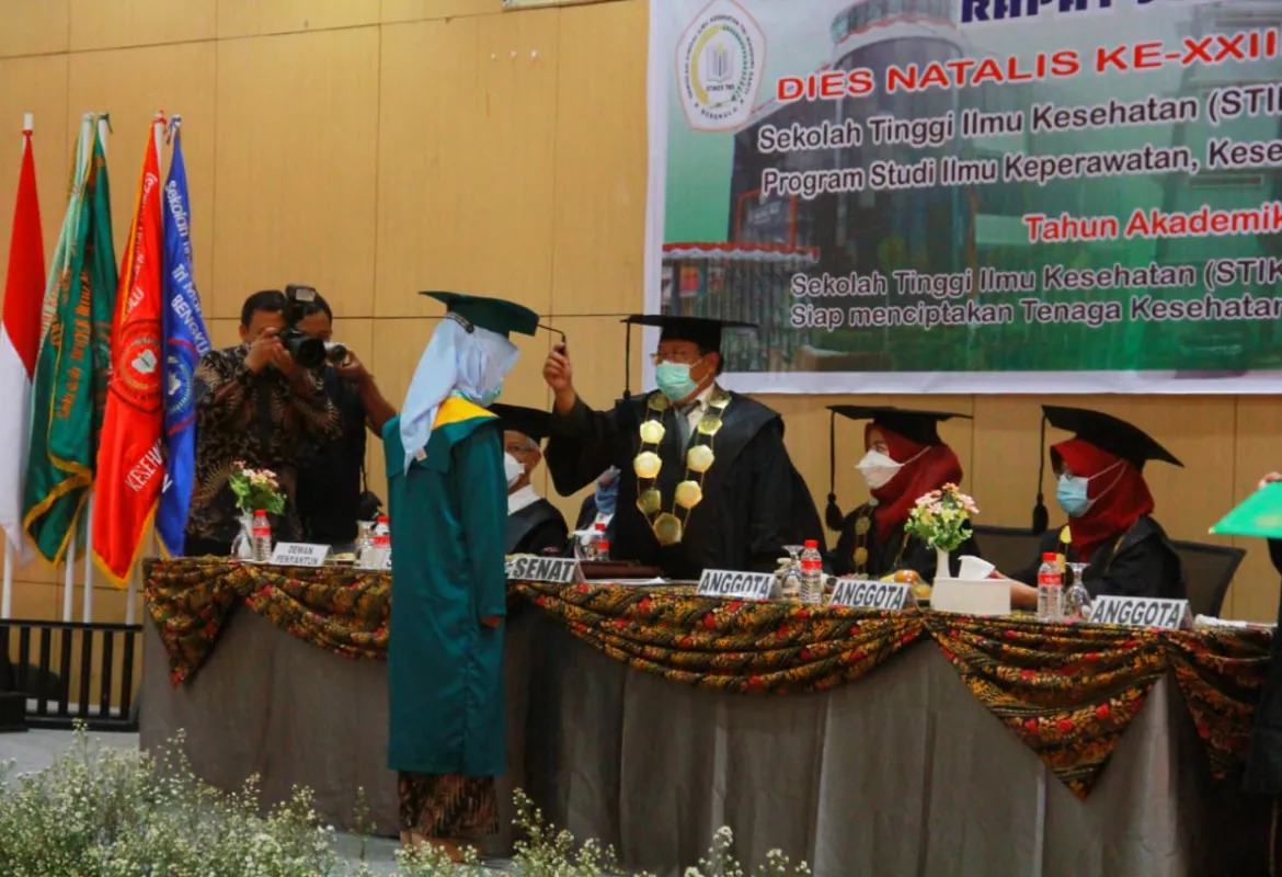 Wisuda ke-XVII STIKES Tri Mandiri Sakti Bengkulu Staf Ahli Gubernur Oslita Apresiasi Peranan Orang Tua