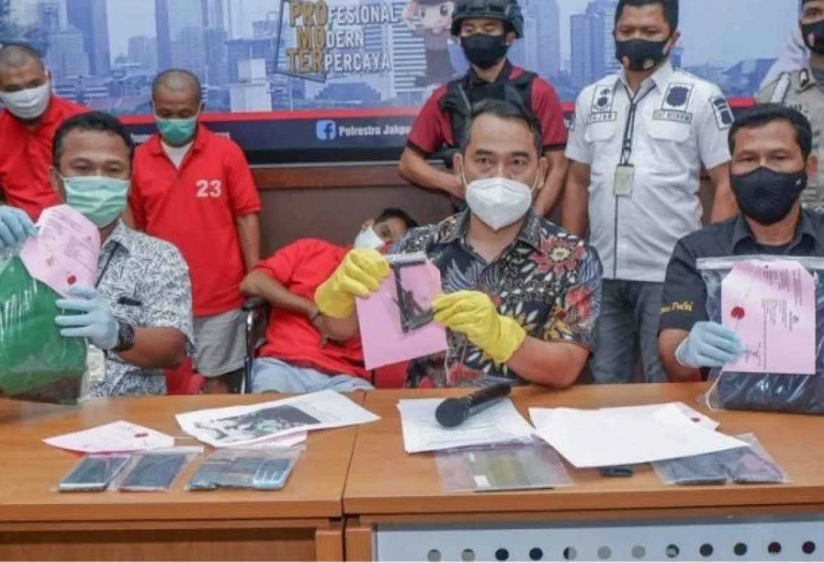 Terduga Pelaku Komplotan Curanmor saat Konferensi Pers PMJ