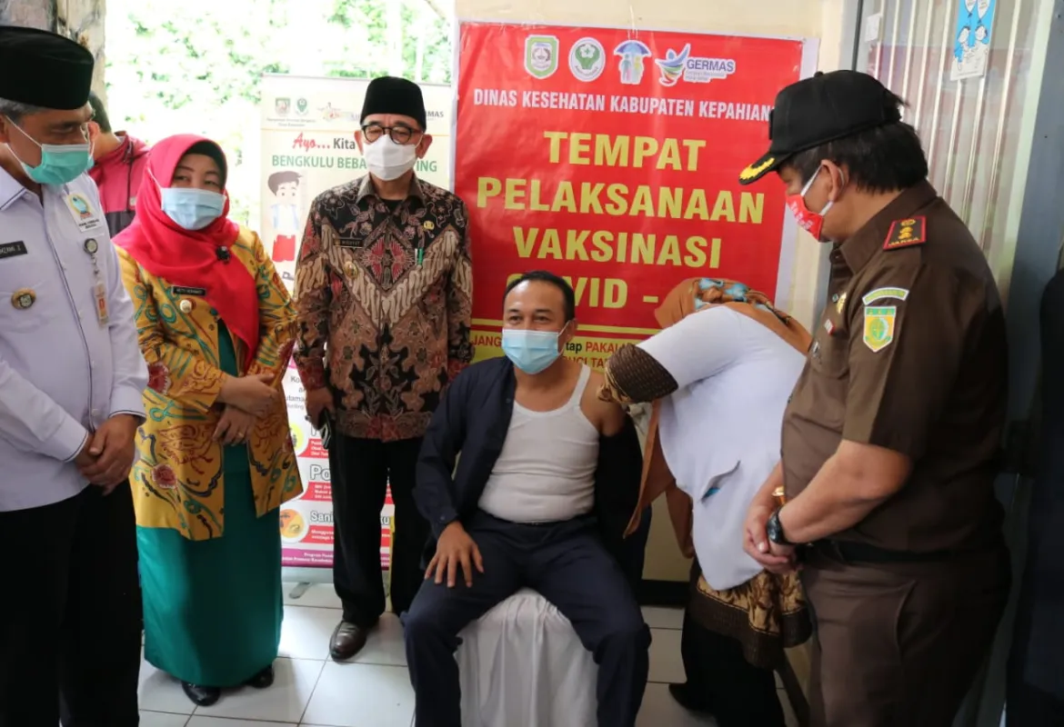 Perdana Ketua DPRD Kepahiang dan Kapolres Vaksin Covid-19