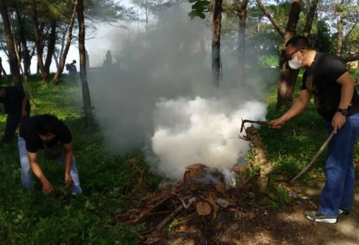 Dukung Kebersihan Kawasan Wisata, Dinas Kominfosan Kota Bengkulu Gotong Royong di Pantai Panjang