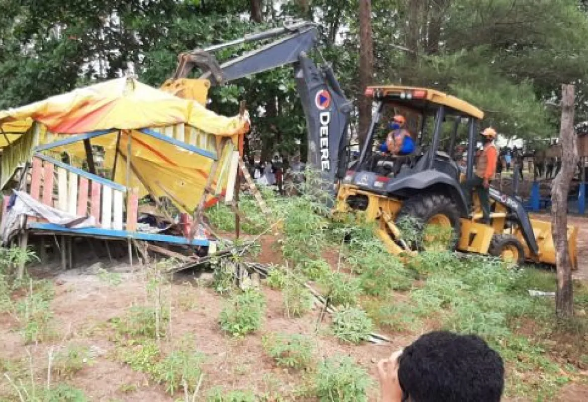 15 Warem yang Bandel Dirobohkan dengan Alat Berat