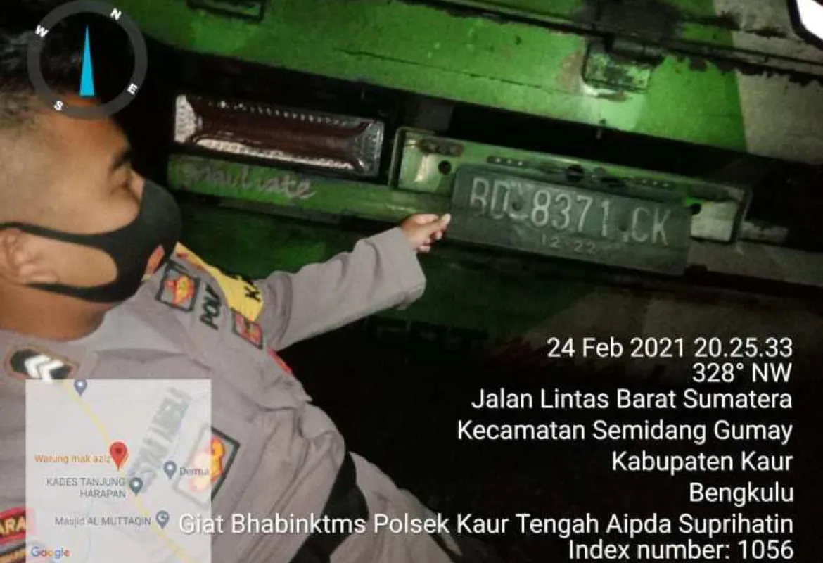 Elak Sapi, Truk Muatan Pakan Ternak Tumbur Warung di Kaur Tengah