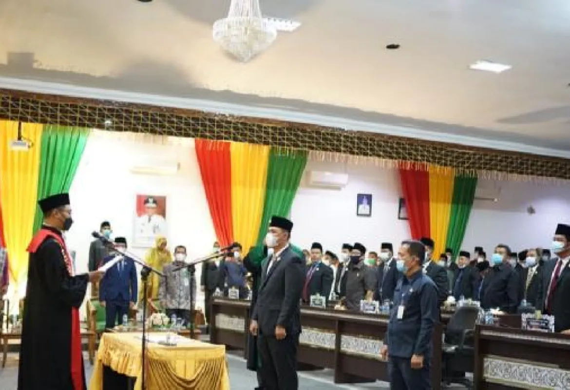 Ginda Burnama Hadiri Pelantikan Ketua DPRD Kabupaten Kuansing