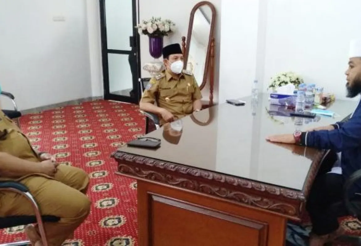 Helmi Hasan Berkantor di Masjid