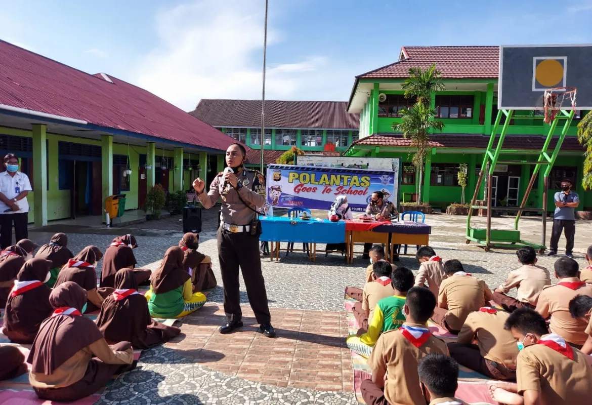 Sosialisasi di SMPN 3, Polres BS Sampaikan Materi Tertib Lantas dan Patuh Prokes