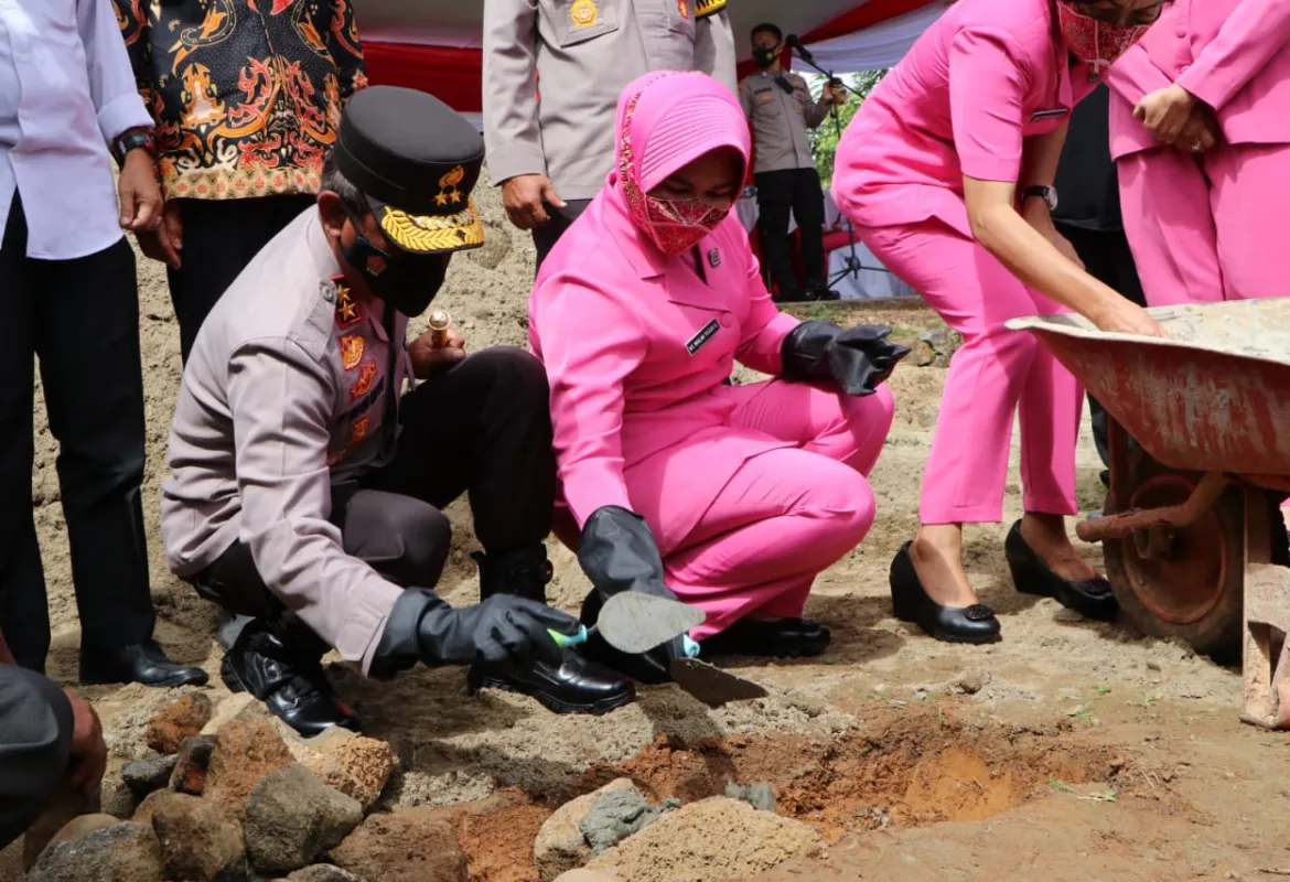 Bedah Rumah Alm Aipda Barus, Kapolda Bengkulu Letakkan Batu Pertama