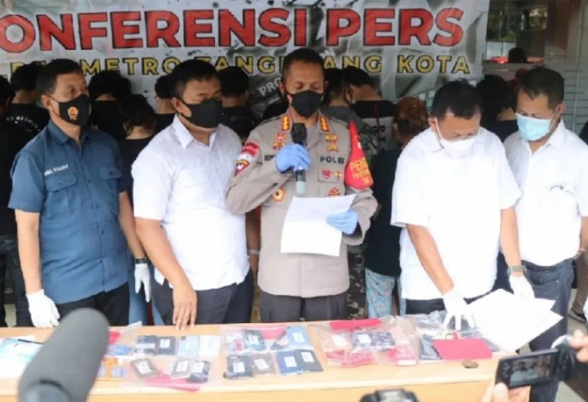 Konferensi Pers Tersangka