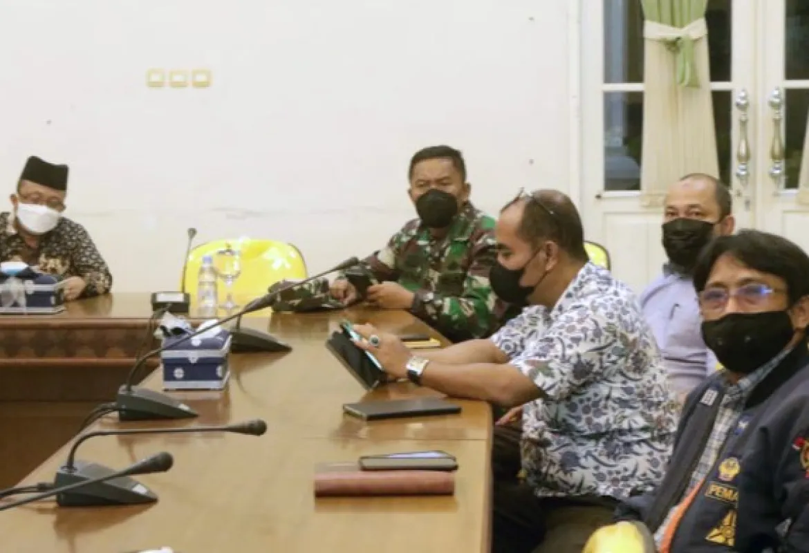 Bersama Ketua KPC-PEN, Sekda Arfan Usman Ikuti Rakev Virtual Perkembangan Pelaksanaan PPKM Mikro