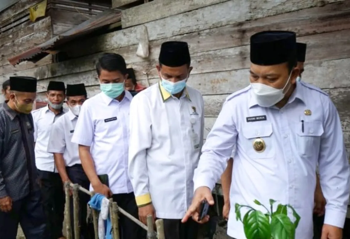 Wakil Bupati Husni Merza Serahkan Bantuan Dari Baznas Kabupaten Siak Untuk Warga Di Sungai Apit
