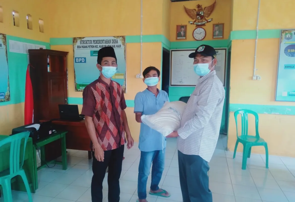 Desa Padang Petron Bagikan Beras Dinsos kepada terdampak PPKM