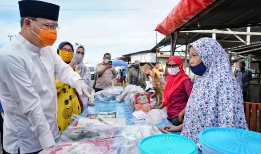 Gubernur Rohidin Mersyah, saat memborong takjil di Simpang Kandis, Kota Bengkulu (28/4)