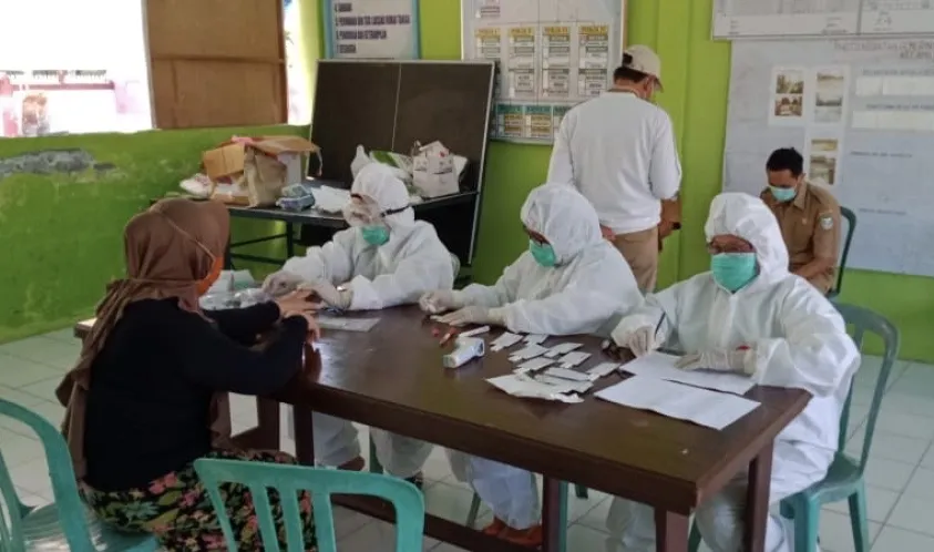 2 Orang warganya Covid-19, warga Desa Cahaya Negeri lakukan Rapid Test