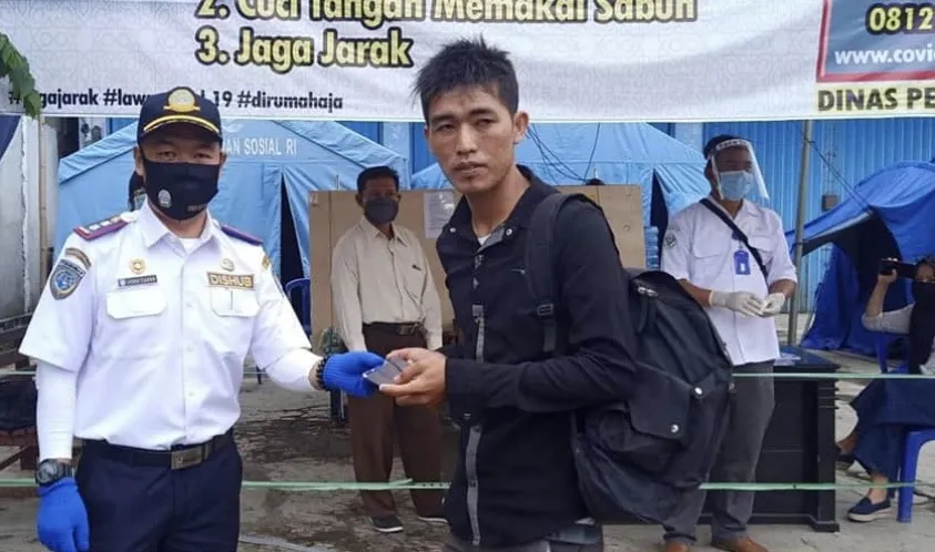 Dinas Perkim Kabupaten Seluma bagikan masker untuk pengendara