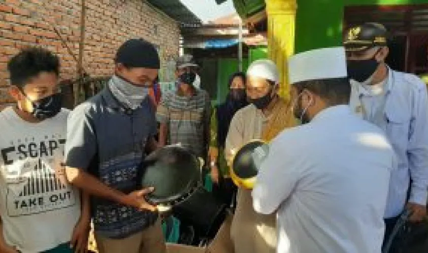 Walikota Helmi Salurkan Bantuan Alat Musik Hadroh Untuk Kembangkan Potensi Anak Muda