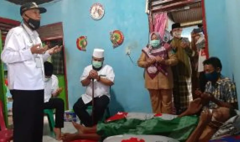 Besuk Warga yang Sedang Sakit, Walikota Helmi dan Wawali Dedy Beri Bantuan Sembako dan Santunan