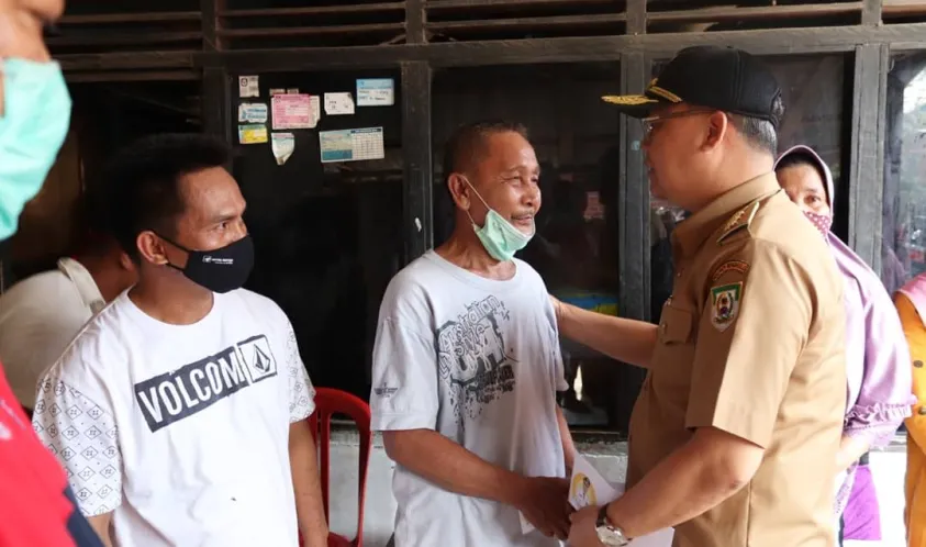 Gubernur Rohidin Kunjungi Keluarga Kebakaran Kampung Sejahtera Untuk Beri Semangat