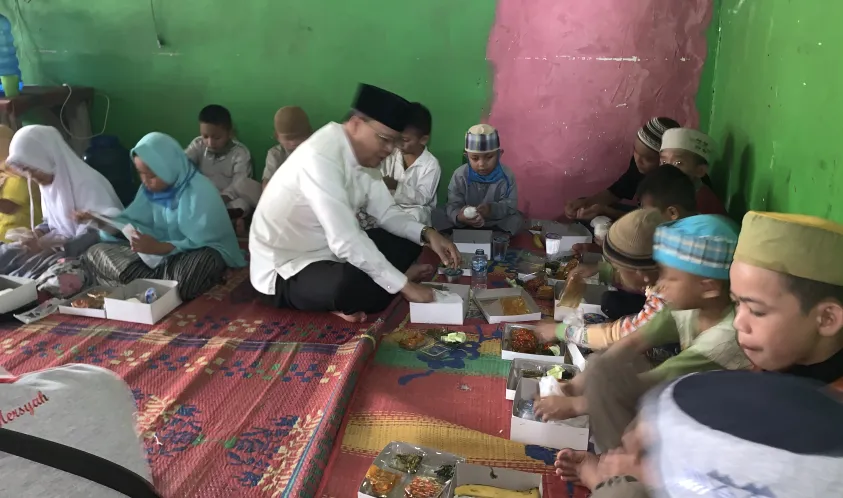 Rohidin dan Anak Panti Asuhan