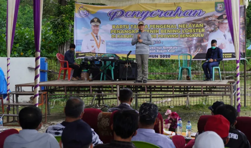 Rohidin Mersyah Bagikan Kartu Tanda Pengenal Bagi Para Nelayan Guna Beri Perlindungan