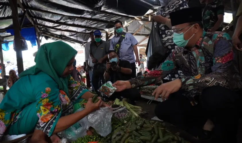 Gubernur Bengkulu Bagi Masker di Pasar Inpres Kaur 