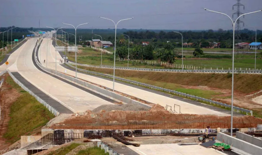 SiberZone.id - Di masa pandemi Corona  Bengkulu terus berbenah, salah satunya dapat dilihat dari progres dalam  pembangunan insfrastruktur yang ada di daerah ini. Sebut saja pembangunan Jalan Tol Trans Sumatera Bengkulu – Lubuk Linggau. Dikatakan Kepala Dinas Pekerjaan Umum dan Penataan Ruang Provinsi Bengkulu Mulyani, pengerjaan jalan tol ini sudah mencapai 30 persen.  “Berdasarkan informasi yang kita peroleh dari pihak pengembang, Kemajuan pembangunan jalan tol seksi 1 per akhir Agustus 2020 sudah mencapa