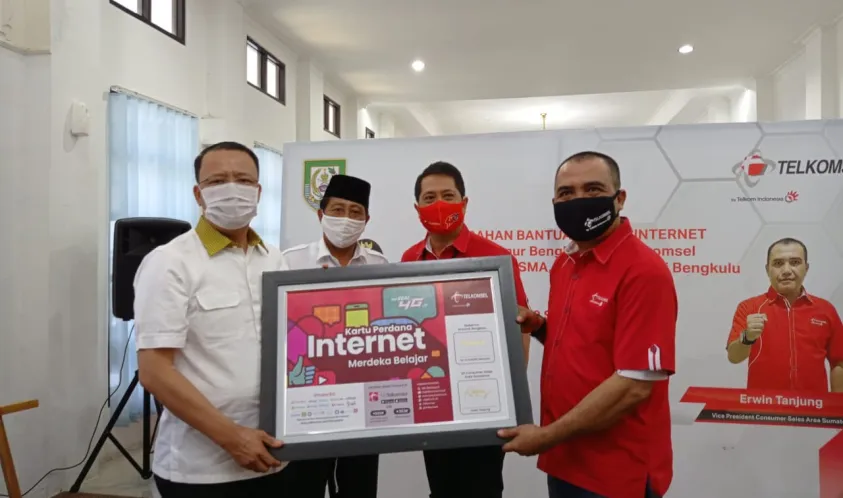 Gubernur Bengkulu Serahkan Bantuan Kuota Internet Gratis untuk Siswa-Siswi Bengkulu