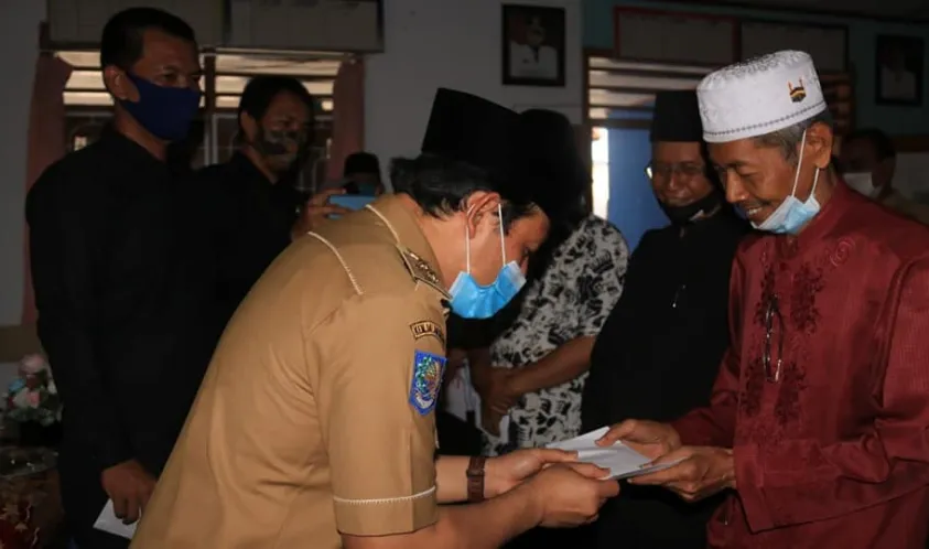 Plt Walikota Bengkulu Serahkan Honor BOP Di Kelurahan Pengantungan