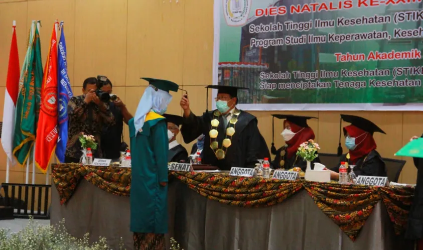Wisuda ke-XVII STIKES Tri Mandiri Sakti Bengkulu Staf Ahli Gubernur Oslita Apresiasi Peranan Orang Tua