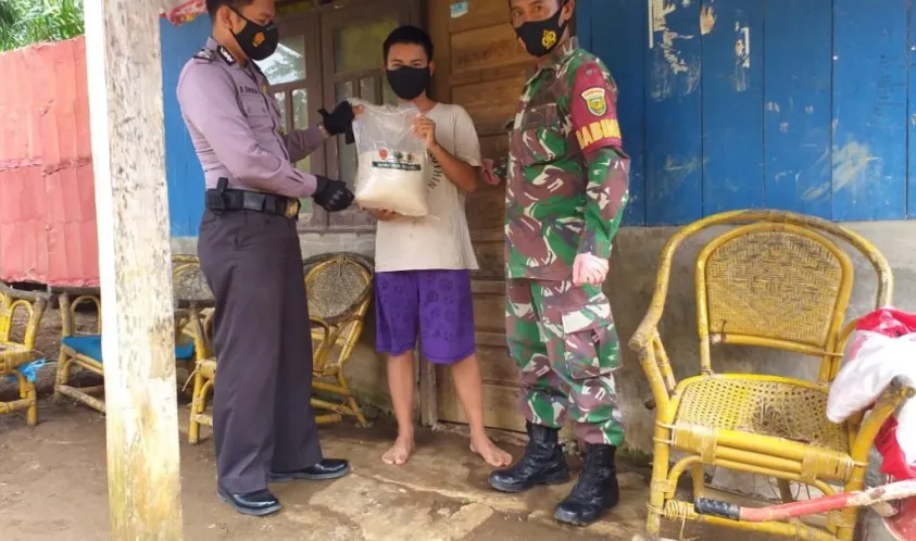 Polda Bengkulu Salurkan 100 Ton Beras Untuk Warga Terdampak Covid-19