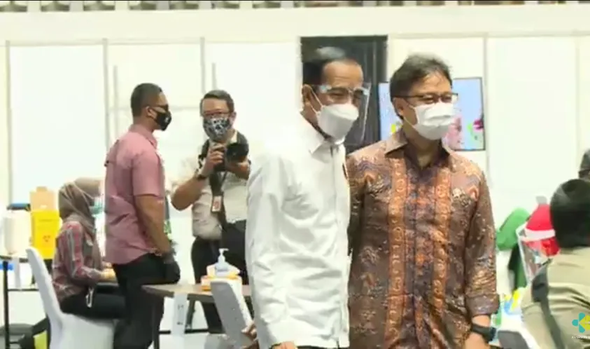 Presiden Melihat Langsung Proses Vaksinasi Massal Tahap I untuk Nakes