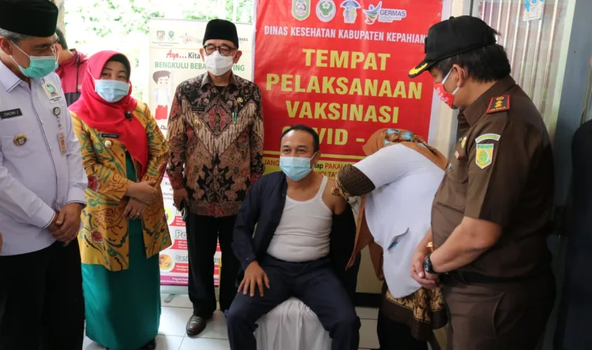 Perdana Ketua DPRD Kepahiang dan Kapolres Vaksin Covid-19
