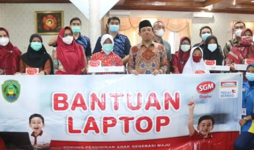 Indomaret Berikan Laptop untuk Murid SD, Wawali Minta Orangtua Selalu Awasi Anaknya