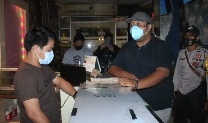 Lurah Padang Jati Ingatkan Para Pelaku Usaha Agar Patuhi Prokes
