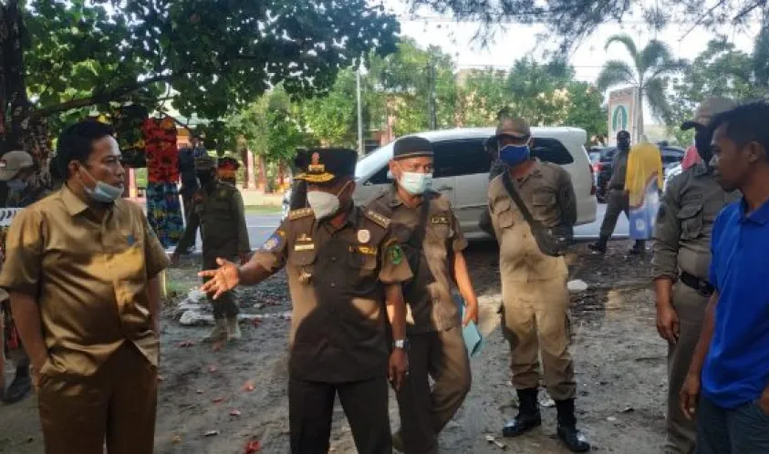 Wujudkan Sapta Pesona, Satpol PP dan Dispar Lakukan Penertiban Pedagang Sepanjang Pantai Panjang